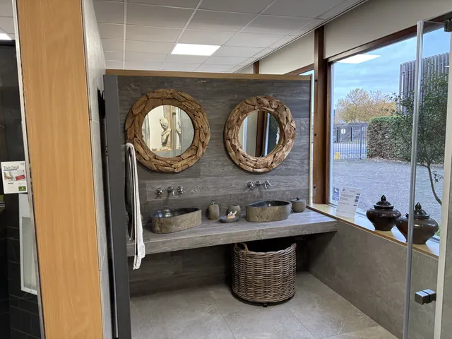 Showroom van Van den Hoek Badkamers & Tegels, foto 12