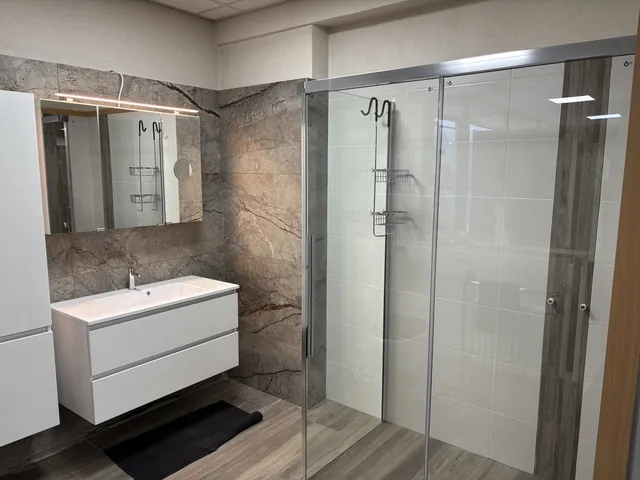 Showroom van Van den Hoek Badkamers & Tegels, foto 9